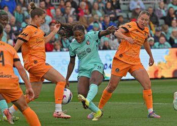 Apr 19, 2025; Kansas City, Missouri, USA; Kansas City Current forward Nichelle Prince (8) shoots the ball on goal between Houston Dash defender Christen Westphal (20) and midfielder Delanie Sheehan (8) in the first half at CPKC Stadium. Mandatory Credit: Peter Aiken-Imagn Images