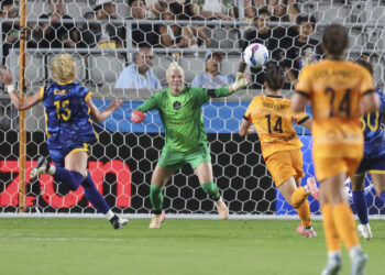 Apr 25, 2025; Houston, Texas, USA; Houston Dash goalkeeper Jane Campbell (1) defends the goal during the second half against Utah Royals FC at Shell Energy Stadium. Mandatory Credit: Troy Taormina-Imagn Images