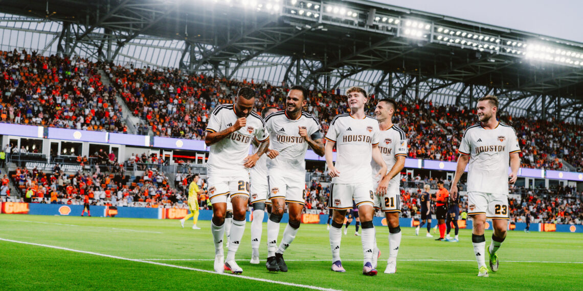 Houston Dynamo FC earn their fourth consecutive shutout victory, defeating the LA Galaxy 1-0 on 2006 Championship Celebration Night
